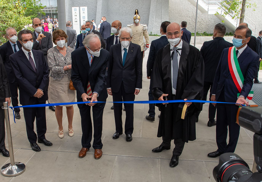 Il taglio del nastro con il rettore Rettore Ferruccio Resta, il Presidente della Repubblica Sergio Mattarella, il senatore a vita Renzo Piano, il ministro dell’Università e della Ricerca, Maria Cristina Messa, il presidente della Regione Lombardia Attilio Fontana e il sindaco di Milano, Giuseppe Sala