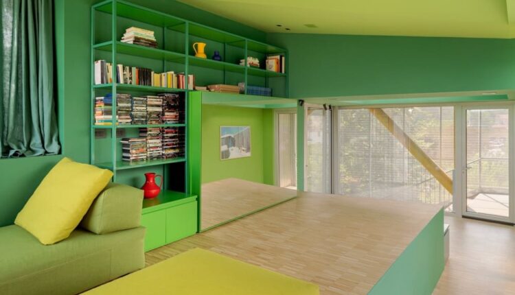 Gli spazi interni si sviluppano su piani differenti e sono atrezzati con elementi mobili