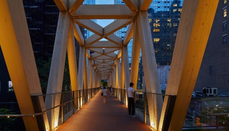 Il suggestivo sistema di illuminazione del Timber Bridge