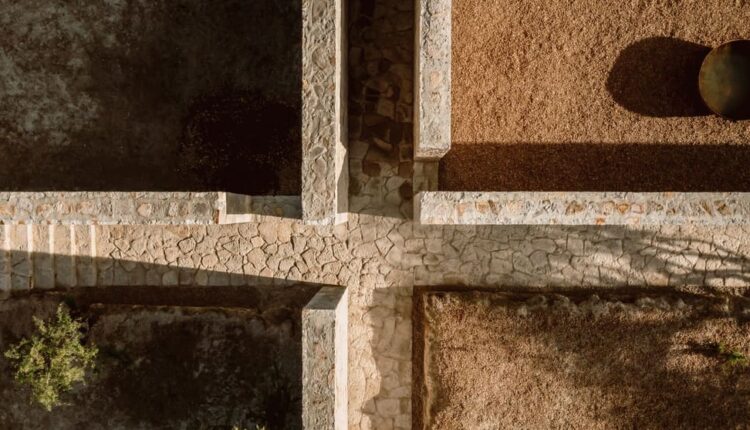 L'incrocio tra i muri in pietra è l'origine di una doppia assialità che ricorda un sistema cartesiano