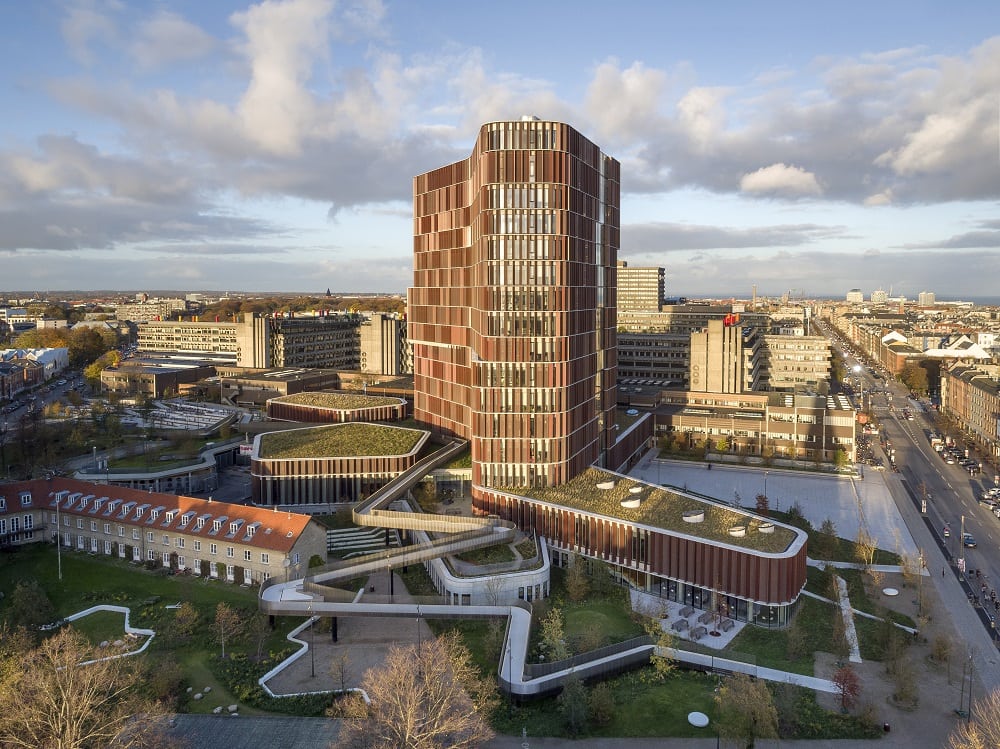 Università di Copenhagen, la torre dietro alla fitta griglia