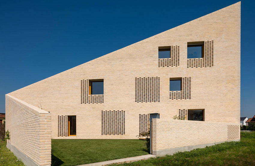 La villa con laterizio faccia a vista realizzata dall’architetto Ruggero Baldasso a Jesolo