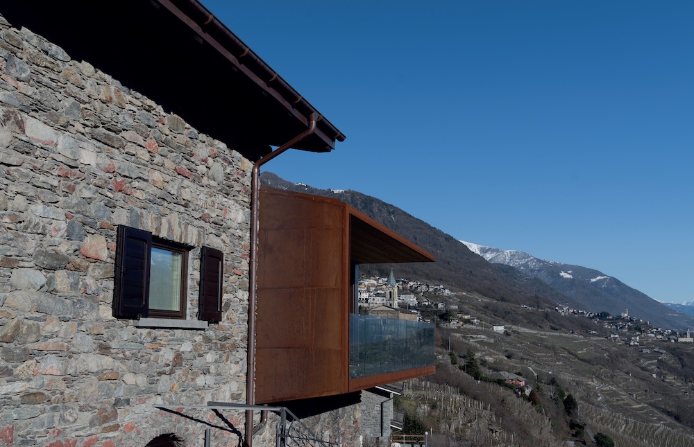 Ampliamento tra passato e futuro per una casa in Valtellina