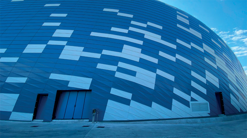 Il grande edificio del Cantiere Rossini di Pesaro. La programmazione computazionale ha permesso a Nieder di produrre 5.700 pannelli in alluminio Prefa tutti diversi uno dall’altro nei colori blu e bianco