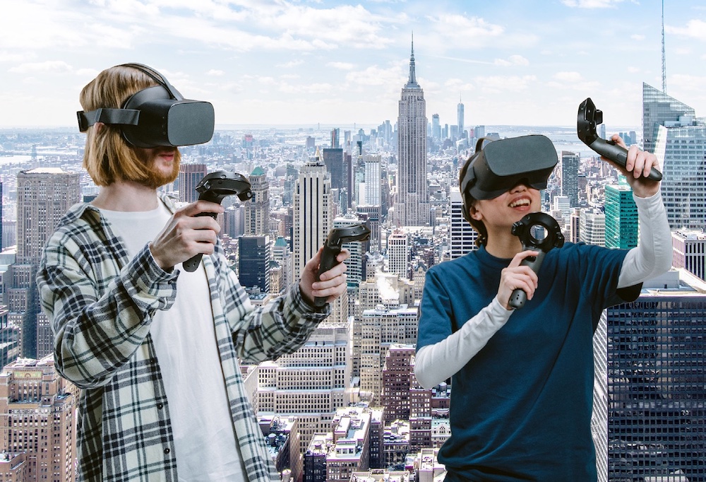 Utenti-con-casco-VR-in-visita-virtuale-a-New-York