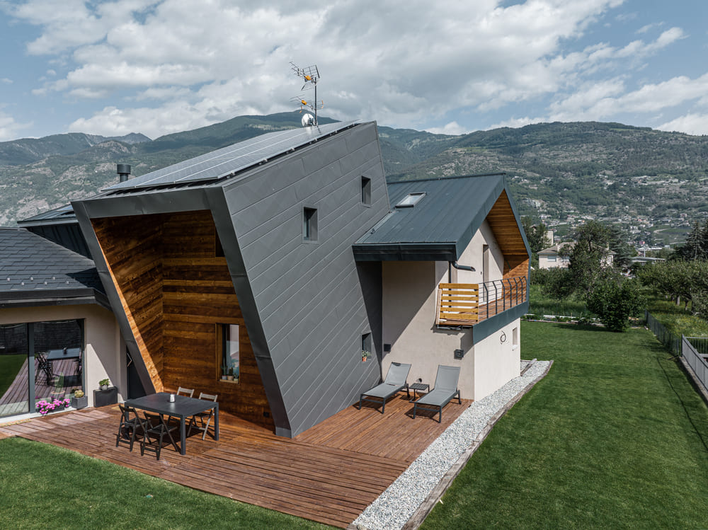 Gioco di volumi con i rivestimenti metallici Prefa per una villa in provincia di Aosta