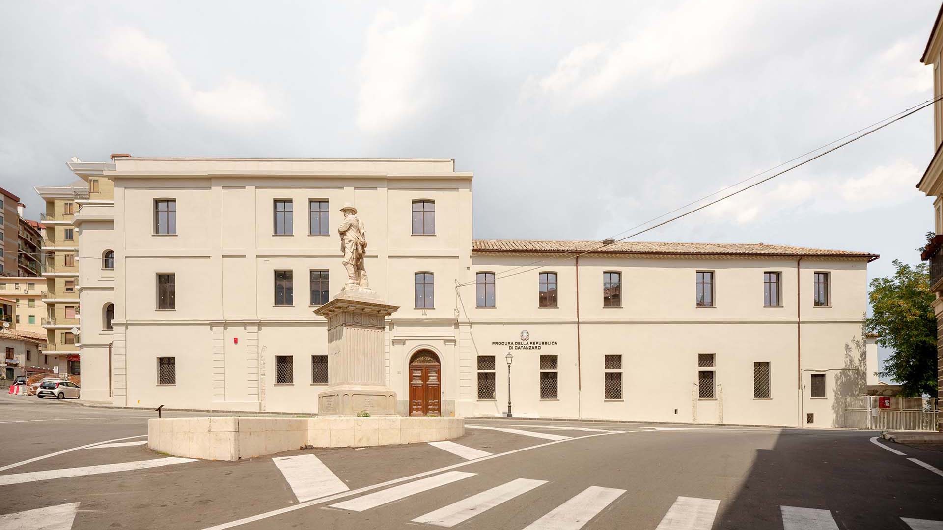 Lo splendido convento dell’Ordine dei Francescani Minori Osservanti, diventato nell’800 ospedale militare, è la nuova sede della Procura della Repubblica di Catanzaro