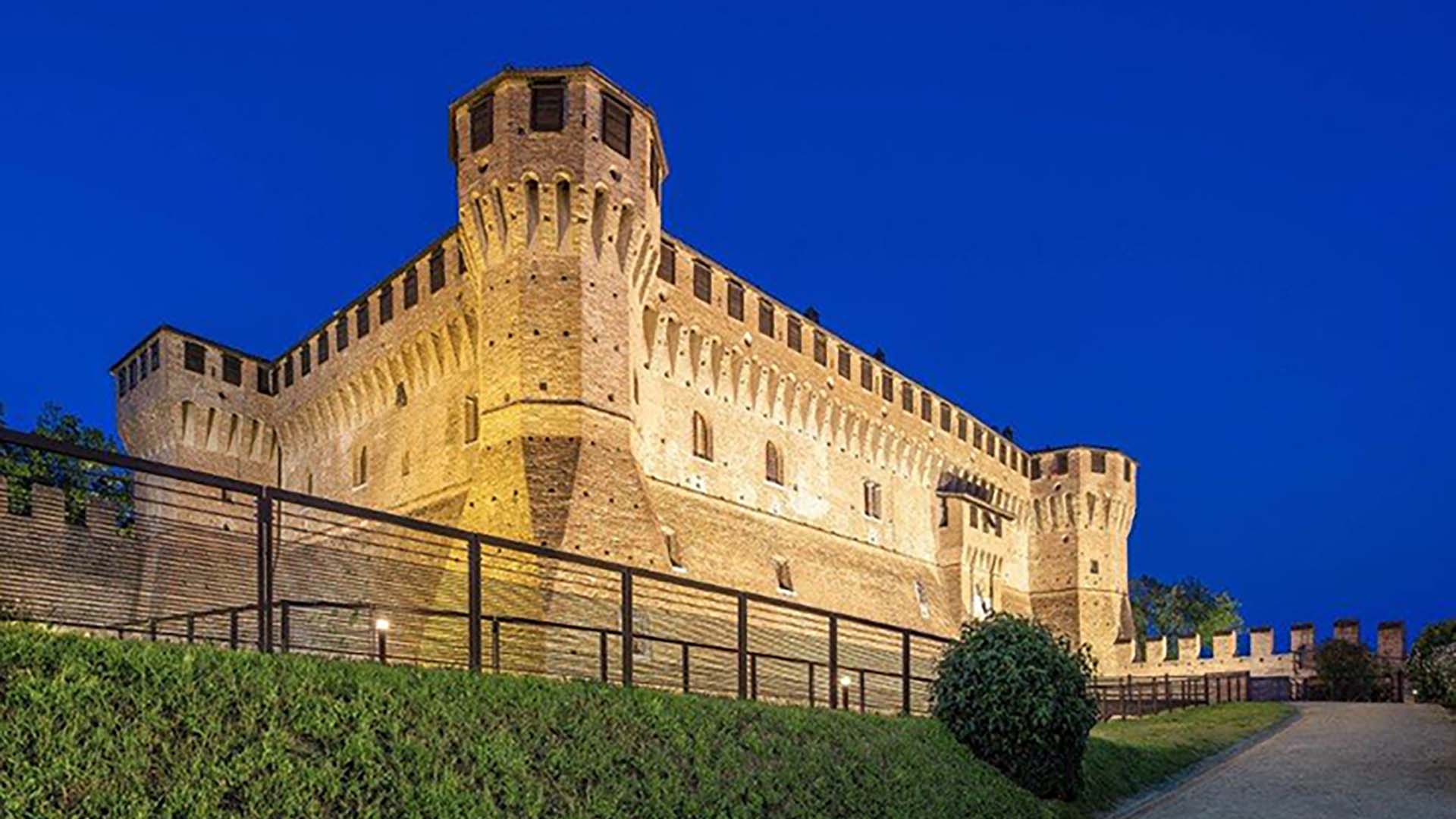 L'imponente bellezza della Rocca di Gradara in uno scatto notturno ed i lavori di Gonzato Group in primo piano