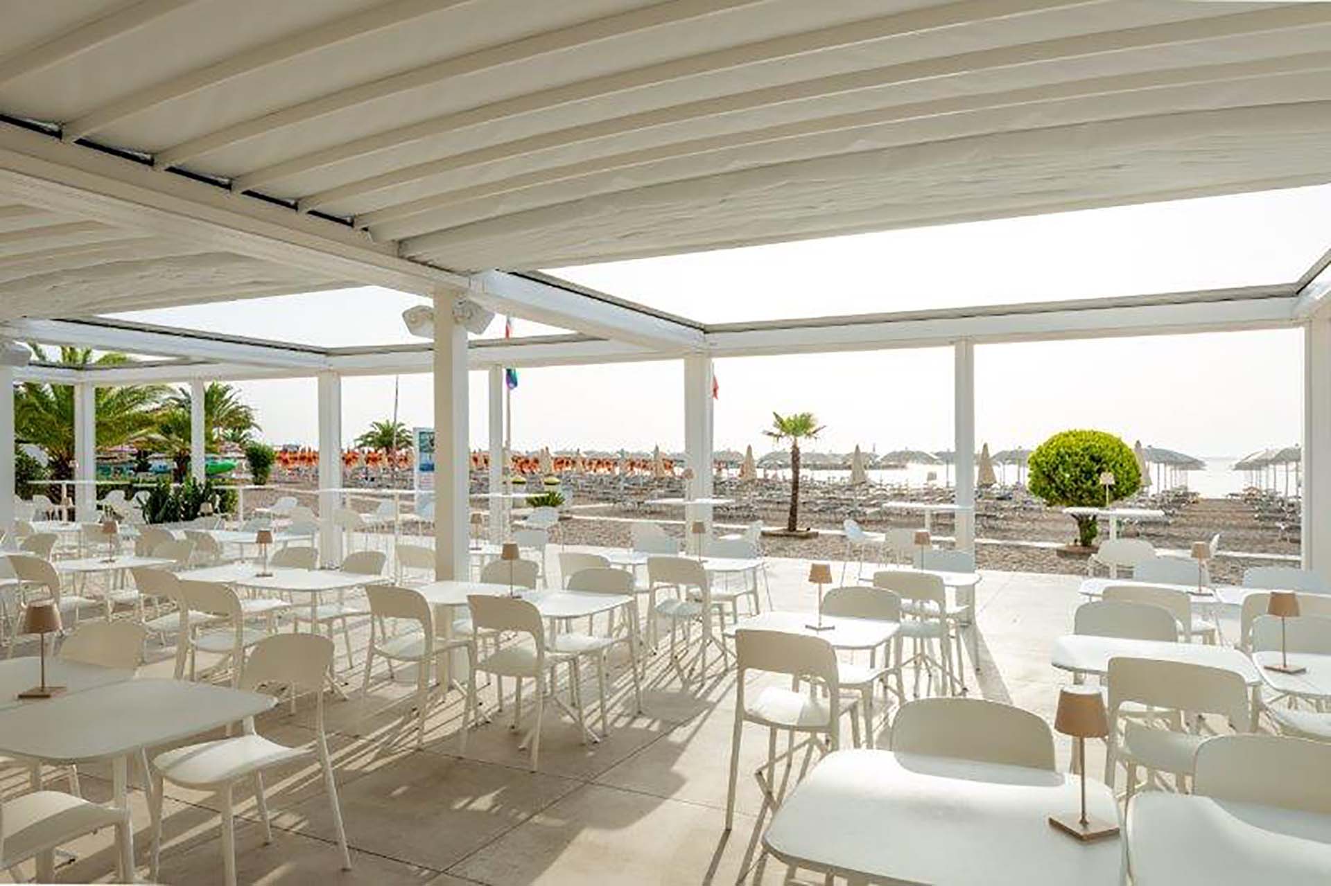 La copertura dello spazio esterno allo stabilimento balneare crea un angolo di paradiso affacciato sul mare