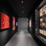 Manifesti, quadri, testi... le arti si fondono in un'unica esposizione