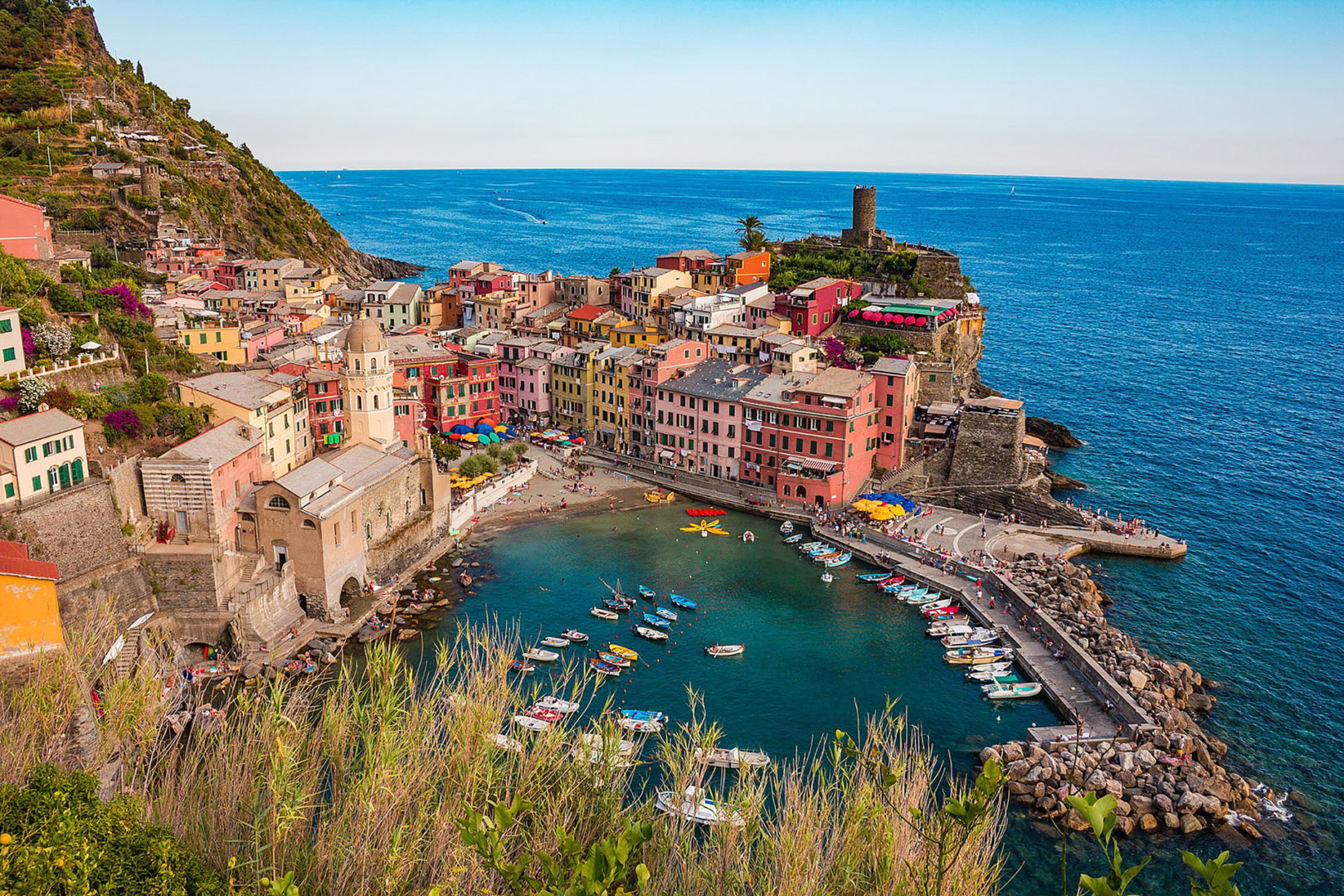 Nell'immagine lo spendido panorama di Vernazza affacciata sul mare