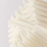 Particolare dello sgabello compostabile, il materiale è plissettato