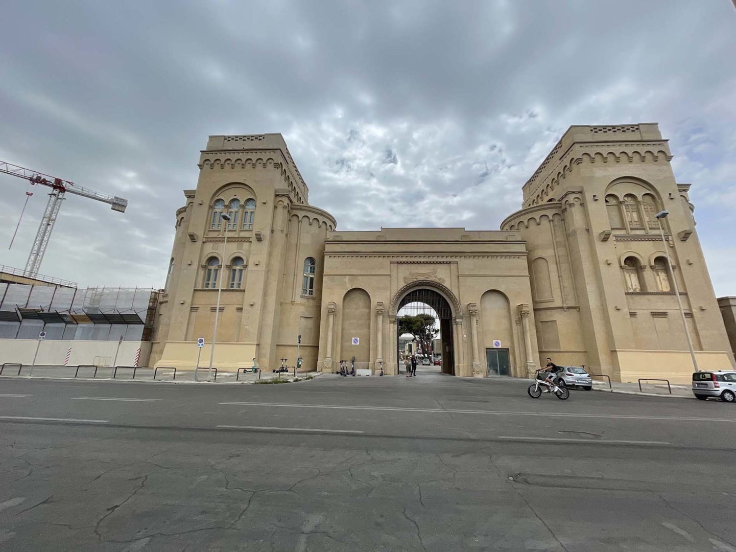 La monumentale porta del quartiere fieristico che ospita la Fiera del Levante di Bari