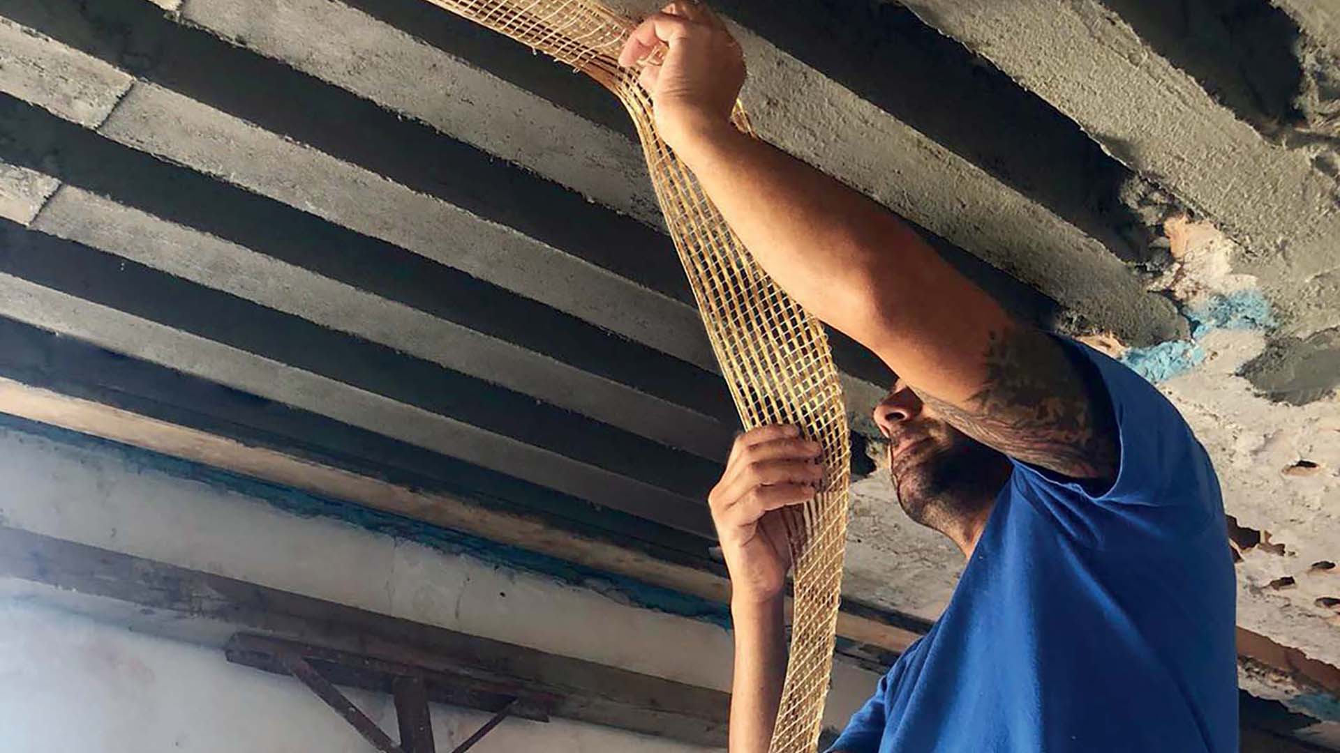 Un operatore posiziona una rete antisfondellamento