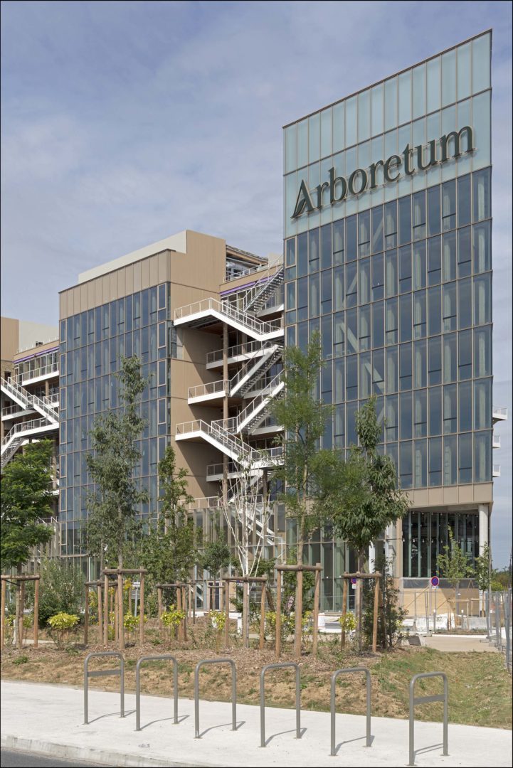 Arboretum è un complesso di edifici adebiti ad ufficio realizzato a Parigi e caratterizzato da facciate a vetrate per garantire luce naturale, ma anche un ottimo isolamento termico