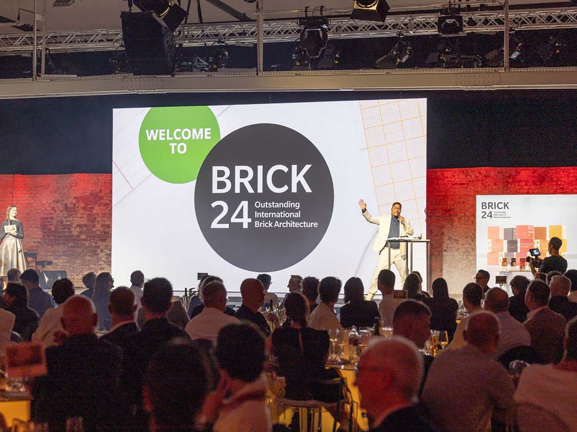 Pubblico e relatore all'incontro di presentazione del Brick Award24