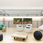 Area incontro con arredi di design e opere d'arte