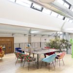 Area riunioni con arredi di design e opere d'arte