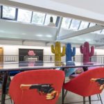 Area riunioni con arredi di design e opere d'arte