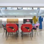 Area riunioni con arredi di design e opere d'arte