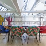 Area riunioni con arredi di design e opere d'arte