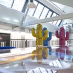 Area riunioni con arredi di design e opere d'arte