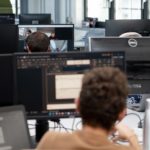 Sala con postazioni pc di ricerca e monitoraggio