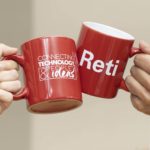 Tazze rosse col nome Reti e lo slogan "connecting technology anche people ideas