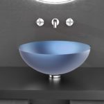 Lavabo di forma sferica prodotto fa Glass Design su progetto di Tonino Lamborghini Blue