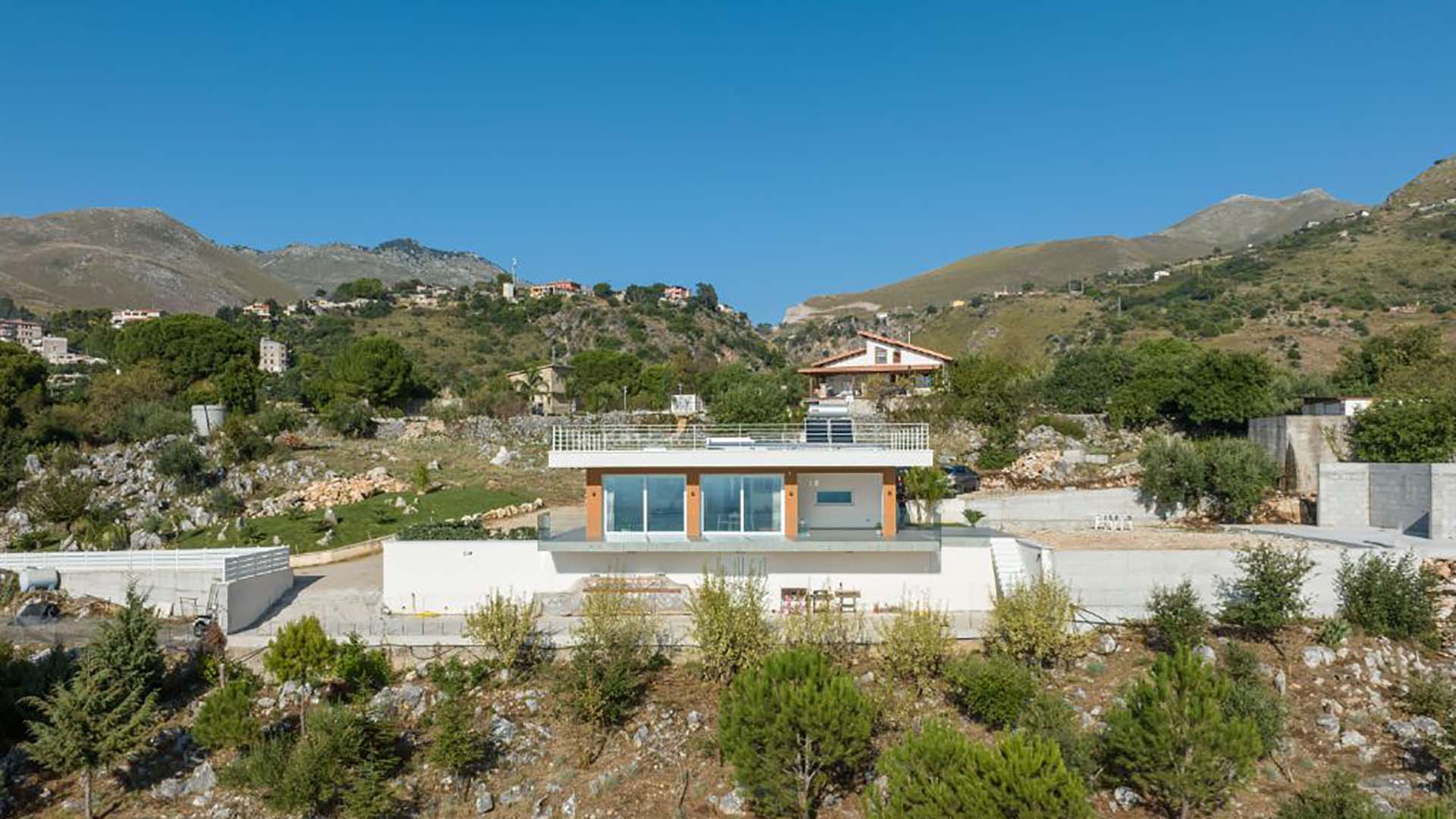 Villa Plano immersa nella natura, struttura moderna dotata di grandi vetrate