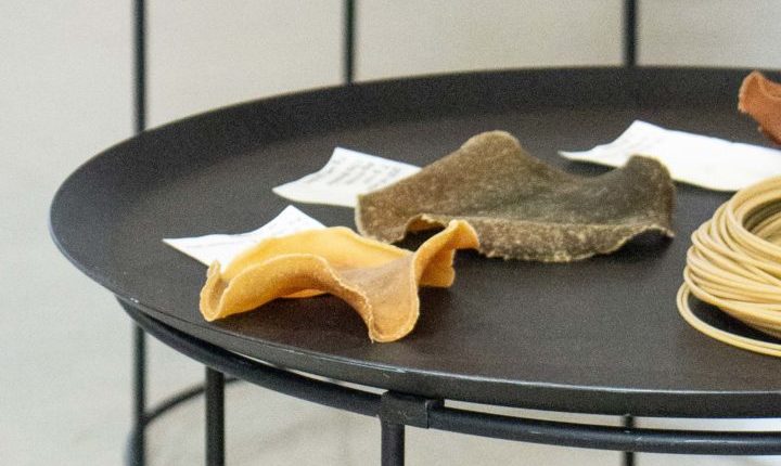 Tavolino su cui sono disposti i materiali da lavorare