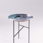 La collezione "Aperitivo" della linea Liu Jo Living: due tavolini in ceramica smaltata su cui i colori bianco, verde, viola e nero si fondono.