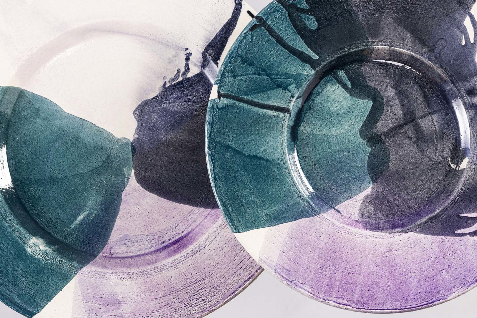 La collezione "Aperitivo" della linea Liu Jo Living: due tavolini in ceramica smaltata su cui i colori bianco, verde, viola e nero si fondono.