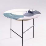 La collezione "Aperitivo" della linea Liu Jo Living: due tavolini in ceramica smaltata su cui i colori bianco, verde, viola e nero si fondono.