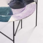 La collezione "Aperitivo" della linea Liu Jo Living: due tavolini in ceramica smaltata su cui i colori bianco, verde, viola e nero si fondono.