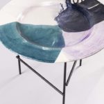 La collezione "Aperitivo" della linea Liu Jo Living: due tavolini in ceramica smaltata su cui i colori bianco, verde, viola e nero si fondono.