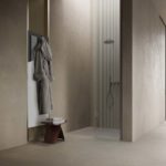 Bagno dove è installato un sistema di riscaldamento radiante elettrico completamente invisibile perché inseritc direttamente in porzioni di parete