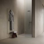 Bagno dove è installato un sistema di riscaldamento radiante elettrico completamente invisibile perché inseritc direttamente in porzioni di parete