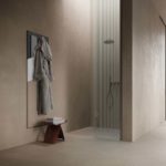 Bagno dove è installato un sistema di riscaldamento radiante elettrico completamente invisibile perché inseritc direttamente in porzioni di parete