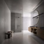 Bagno dove è installato un sistema di riscaldamento radiante elettrico completamente invisibile perché inseritc direttamente in porzioni di parete