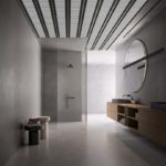 Bagno dove è installato un sistema di riscaldamento radiante elettrico completamente invisibile perché inseritc direttamente in porzioni di parete