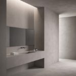 Bagno dove è installato un sistema di riscaldamento radiante elettrico completamente invisibile perché inseritc direttamente in porzioni di parete