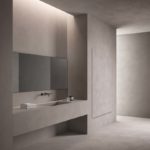 Bagno dove è installato un sistema di riscaldamento radiante elettrico completamente invisibile perché inseritc direttamente in porzioni di parete