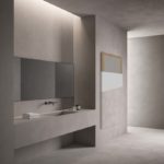 Bagno dove è installato un sistema di riscaldamento radiante elettrico completamente invisibile perché inseritc direttamente in porzioni di parete