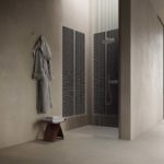 Bagno dove è installato un sistema di riscaldamento radiante elettrico completamente invisibile perché inseritc direttamente in porzioni di parete