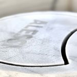 Il bollitore elettrico Plissè di Alessi replicato in marmo Fum da Angelo Marble Studio, particolare del logo Alessi