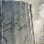 Il bollitore elettrico Plissè di Alessi replicato in marmo Fum da Angelo Marble Studio, in un momento della lavorazione
