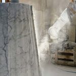 Il bollitore elettrico Plissè di Alessi replicato in marmo Fum da Angelo Marble Studio, in un momento della lavorazione