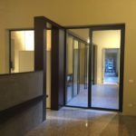 Ufficio nel quale sono insteallate divisori a vetri per creare nuovi spazi