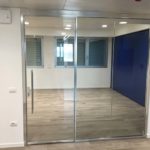 Ufficio nel quale sono insteallate divisori a vetri per creare nuovi spazi